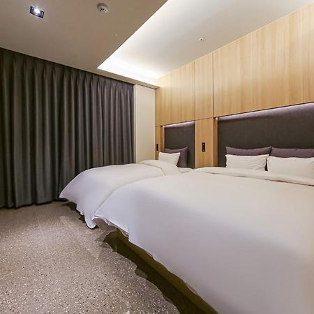Yeoubi Hotel Changwon Bagian luar foto