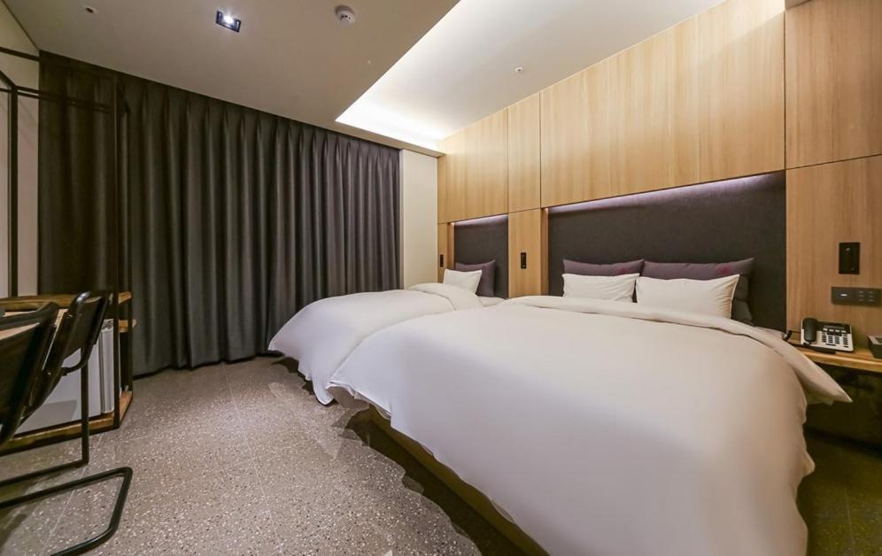 Yeoubi Hotel Changwon Bagian luar foto