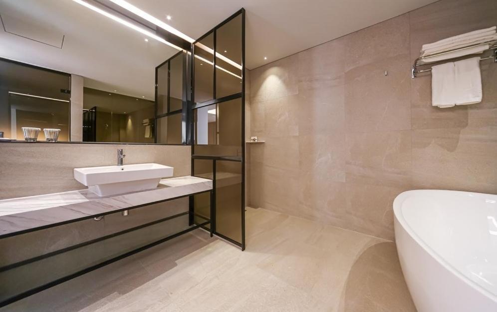 Yeoubi Hotel Changwon Bagian luar foto
