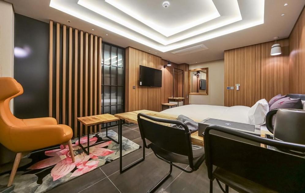 Yeoubi Hotel Changwon Bagian luar foto