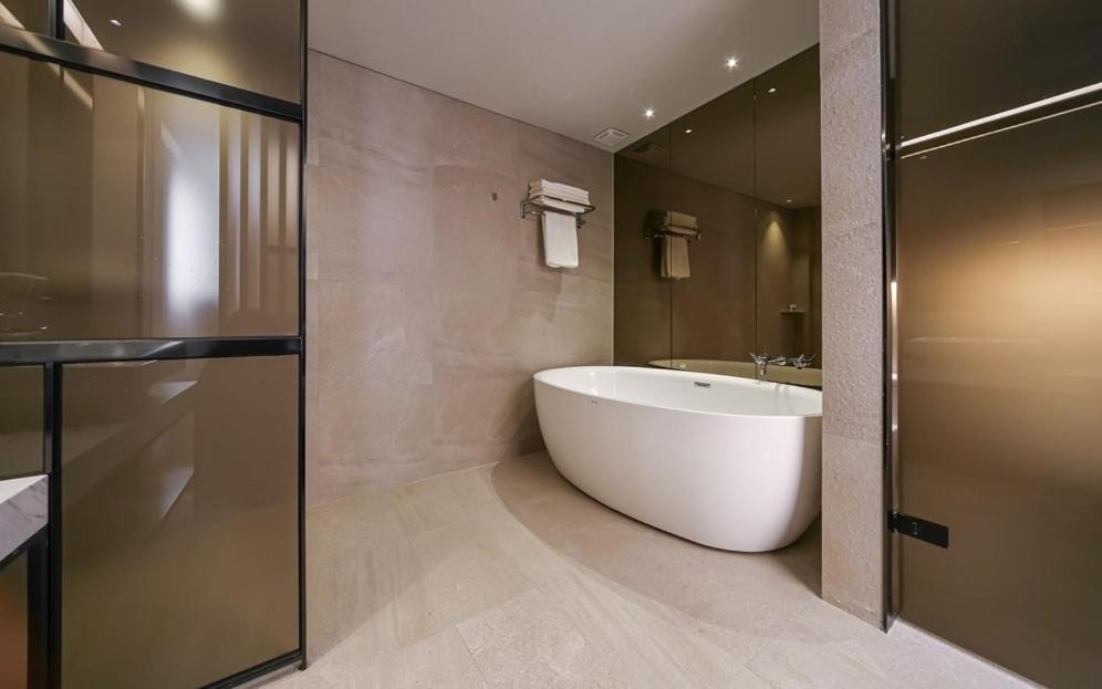 Yeoubi Hotel Changwon Bagian luar foto