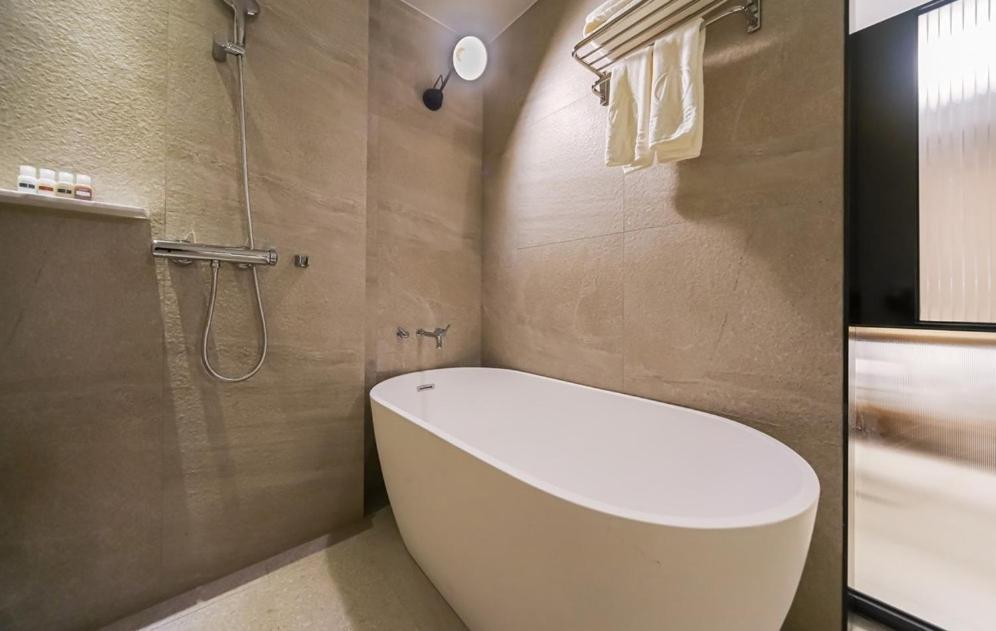 Yeoubi Hotel Changwon Bagian luar foto